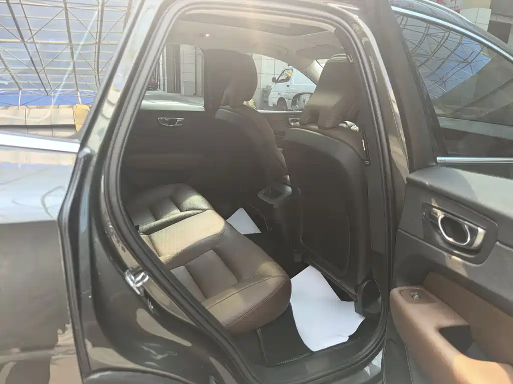 Volvo XC60 2018 — фото 9
