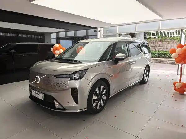 Volvo EM90 2025