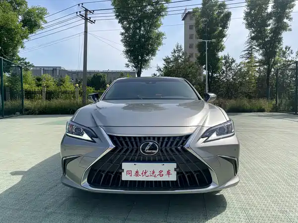 Lexus ES 2022