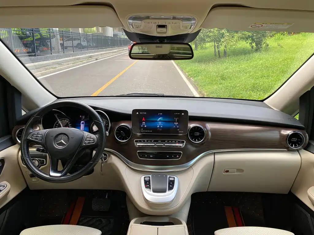 Mercedes-Benz V-Class 2023 — фото 17