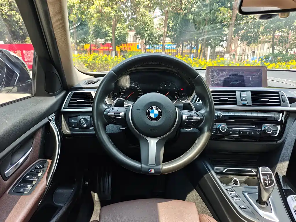 BMW 3 Series 2019 — фото 10
