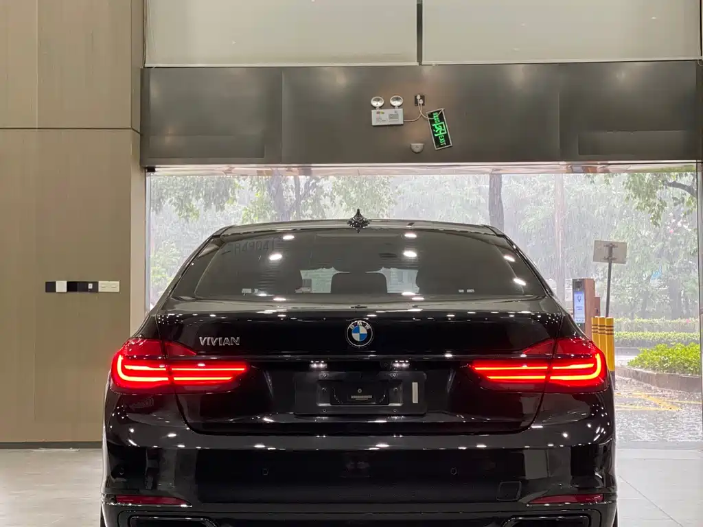 BMW 7 Series 2017 — фото 16