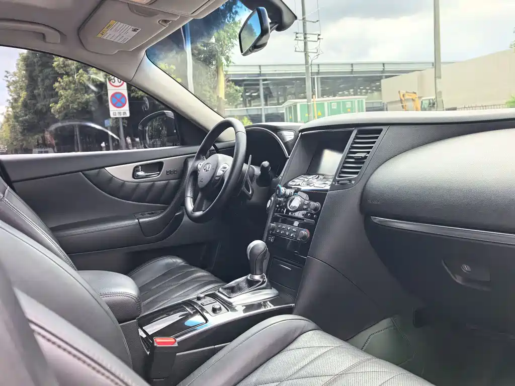 Infiniti QX70 2016 — фото 10