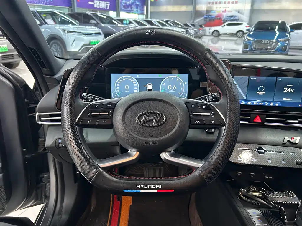 Hyundai Elantra 2023 — фото 10