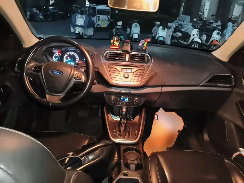 Ford Escort 2015 — фото 10