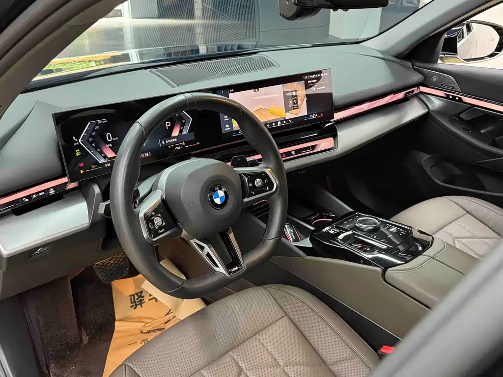 BMW 5 Series 2025 — фото 14