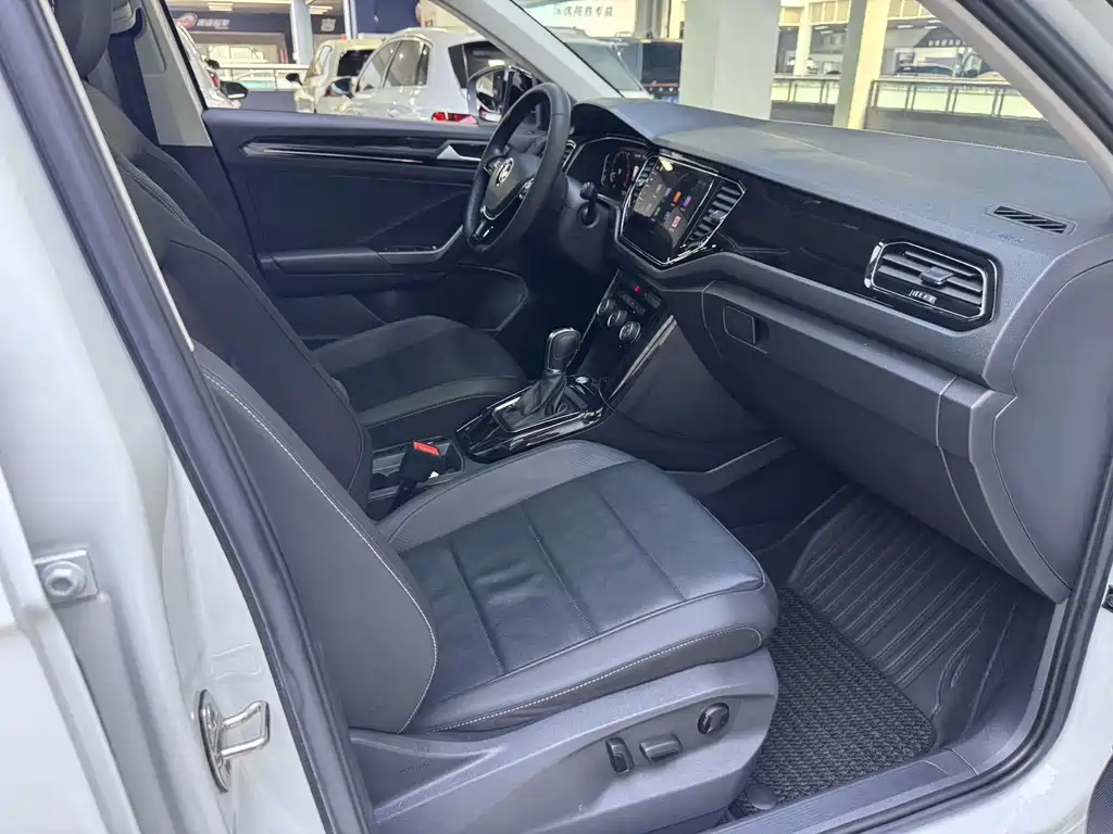 Volkswagen T-Roc 2023 — фото 13
