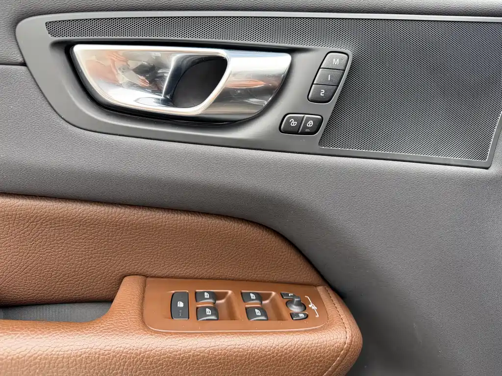 Volvo XC60 2021 — фото 9