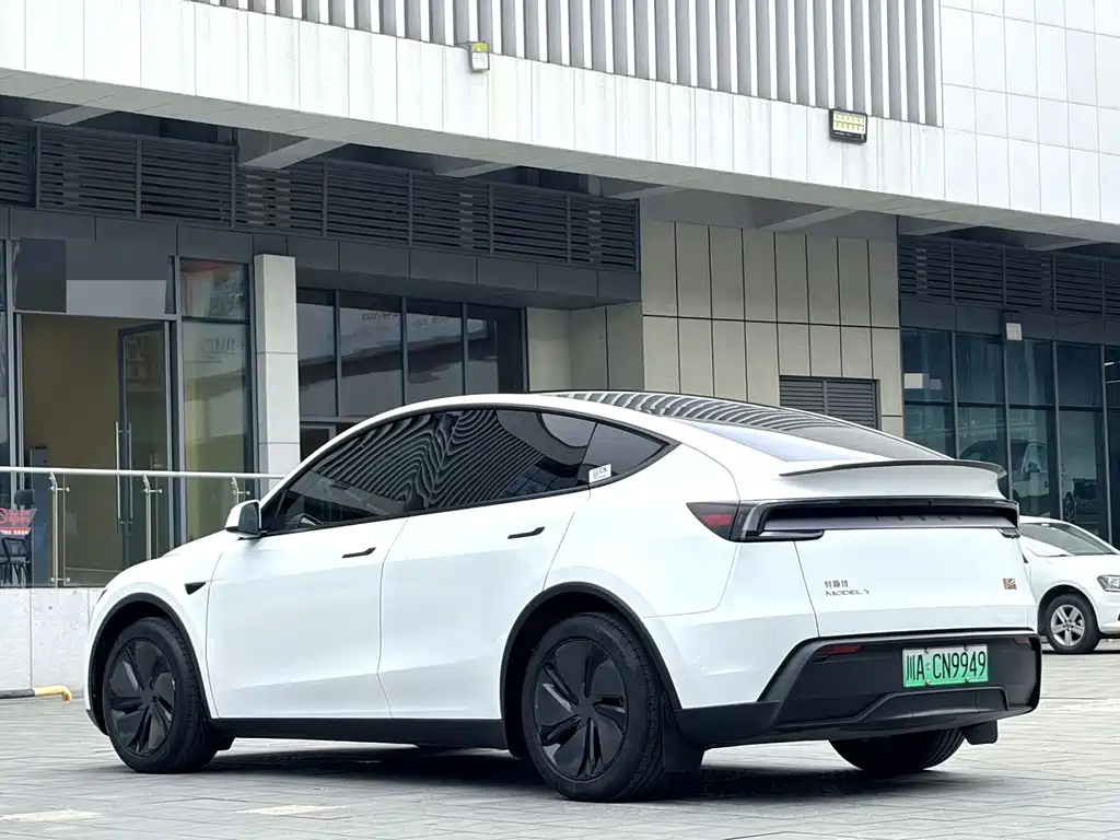 Tesla Model Y 2025 — фото 9