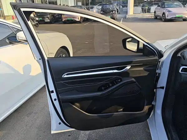 Geely Emgrand 2025