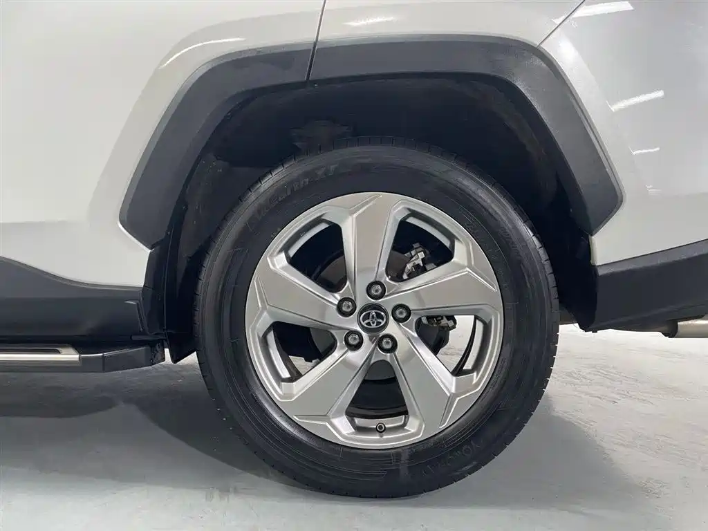 Toyota RAV4 2021 — фото 18