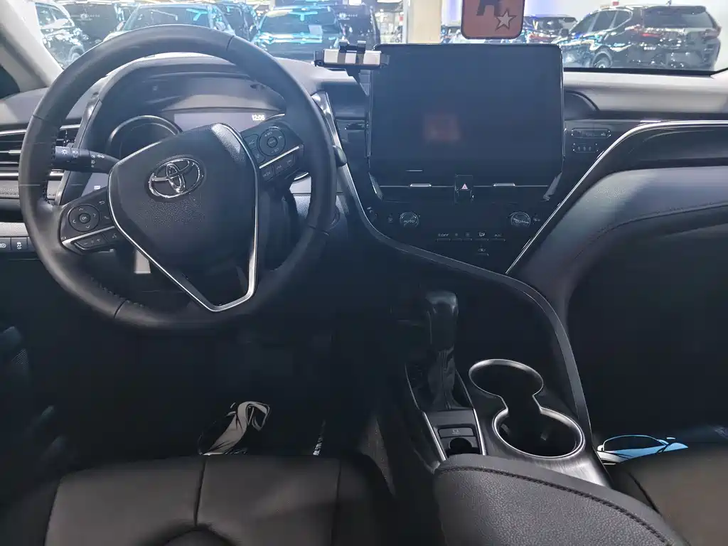 Toyota Camry 2023 — фото 12