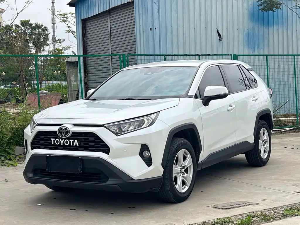 Toyota RAV4 2023 — фото 1