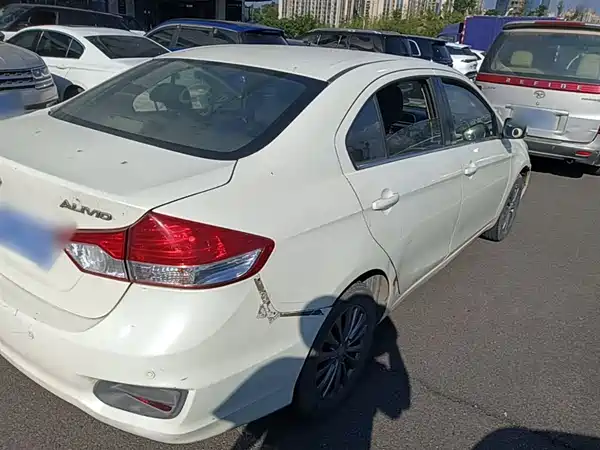 Suzuki Qiyue 2015