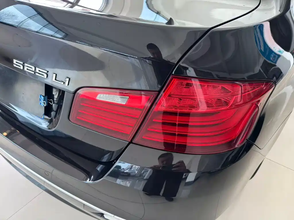 BMW 5 Series 2018 — фото 17