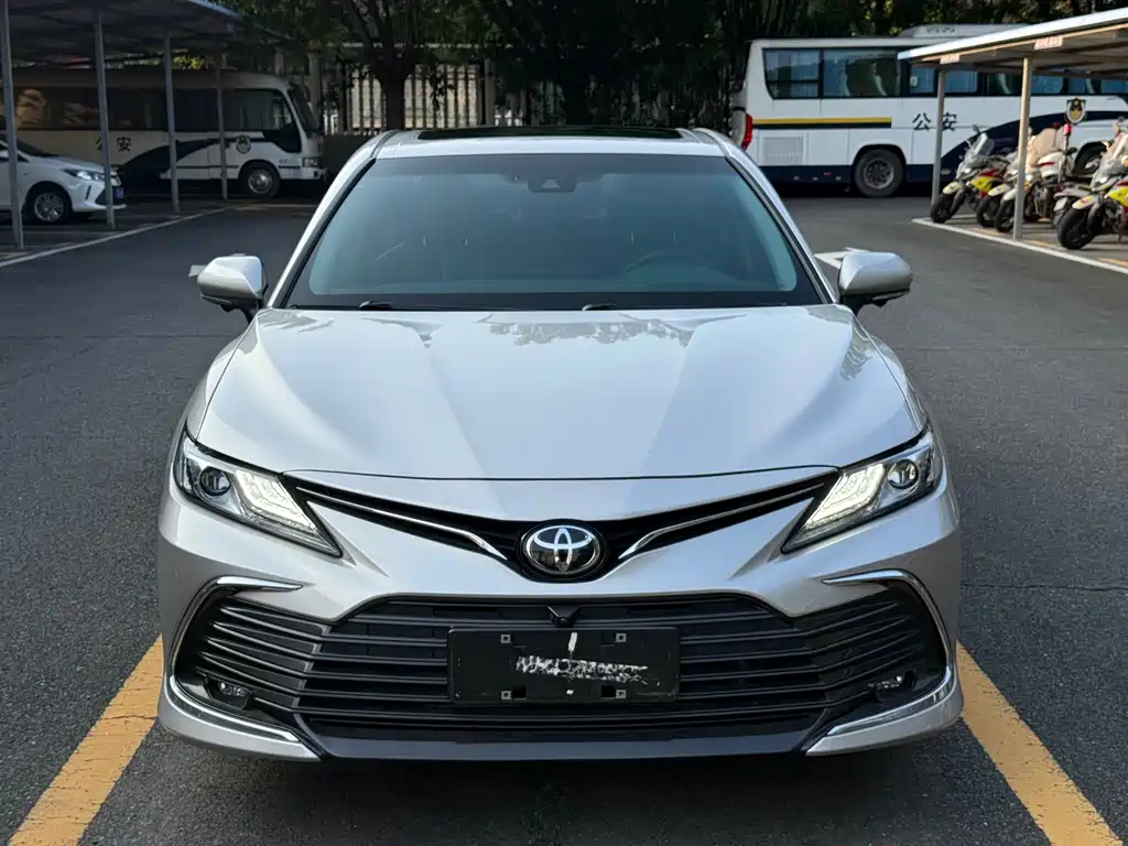 Toyota Camry 2023 — фото 2