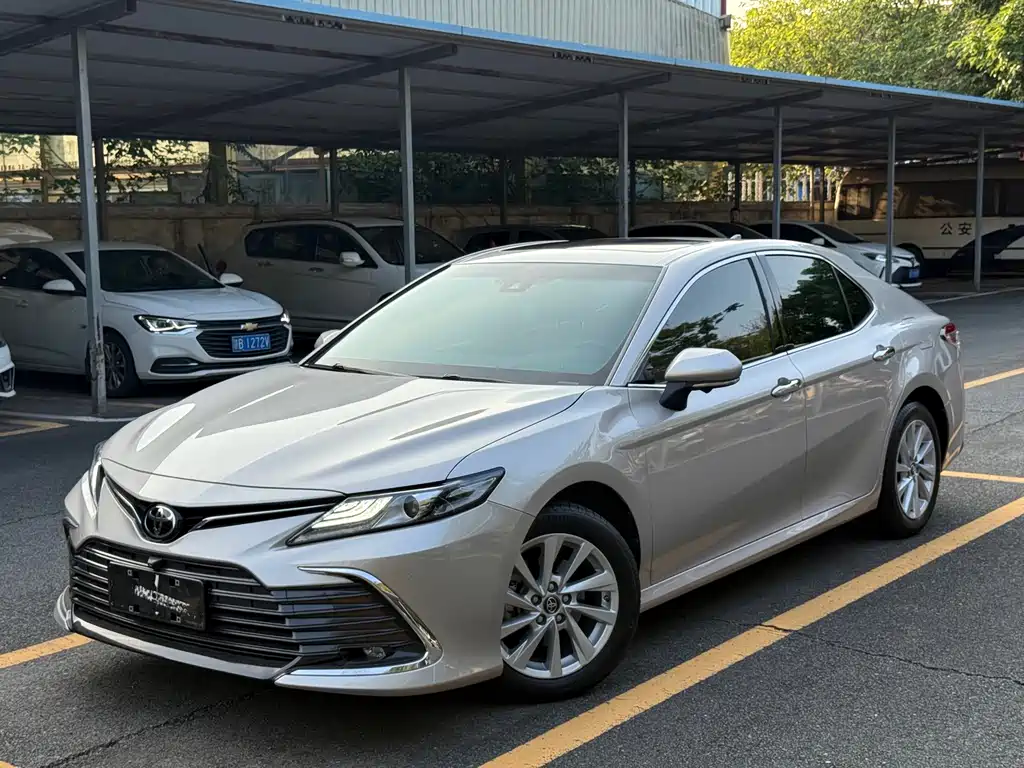 Toyota Camry 2023 — фото 1