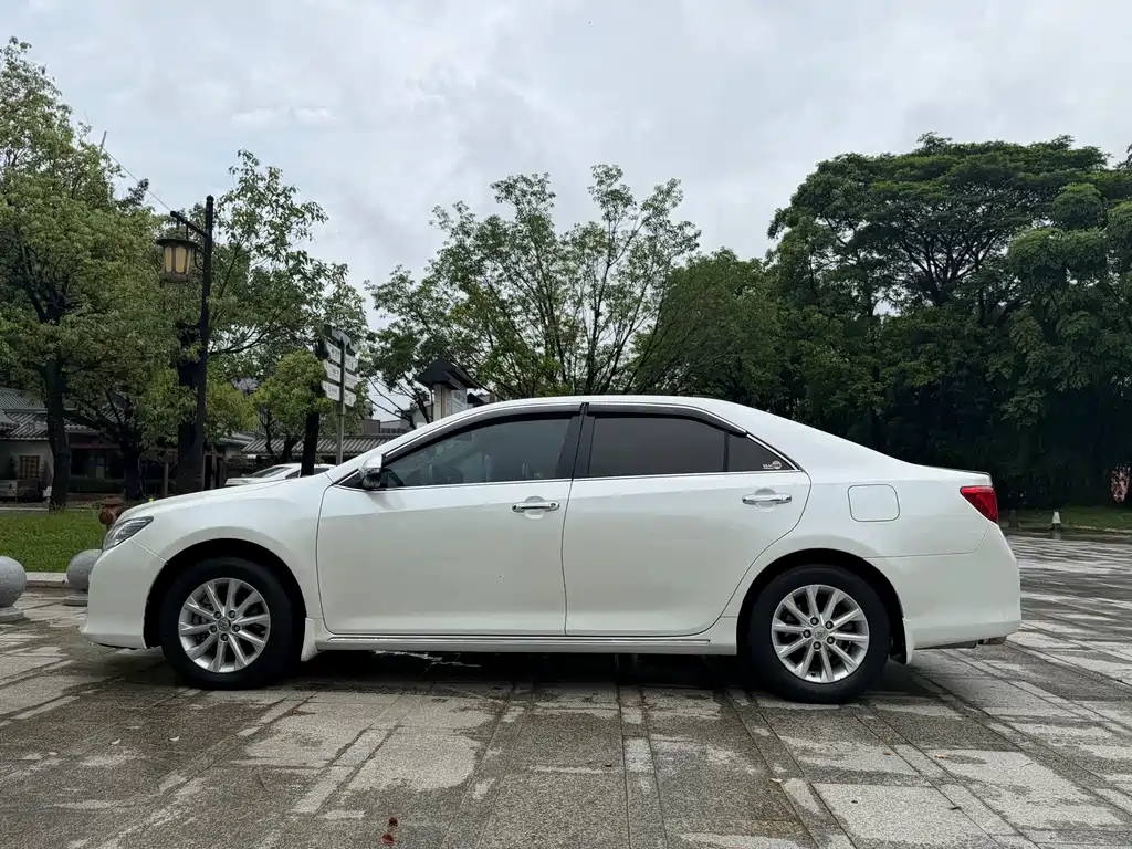 Toyota Camry 2014 — фото 12