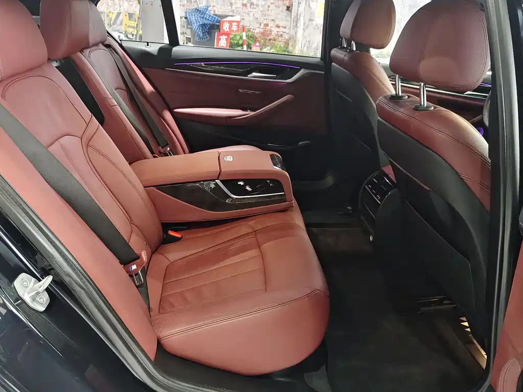 BMW 5 Series 2019 — фото 10