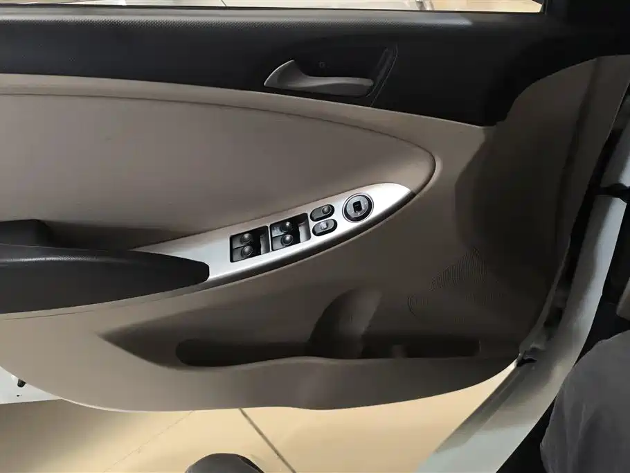 Hyundai Verna 2015 — фото 7