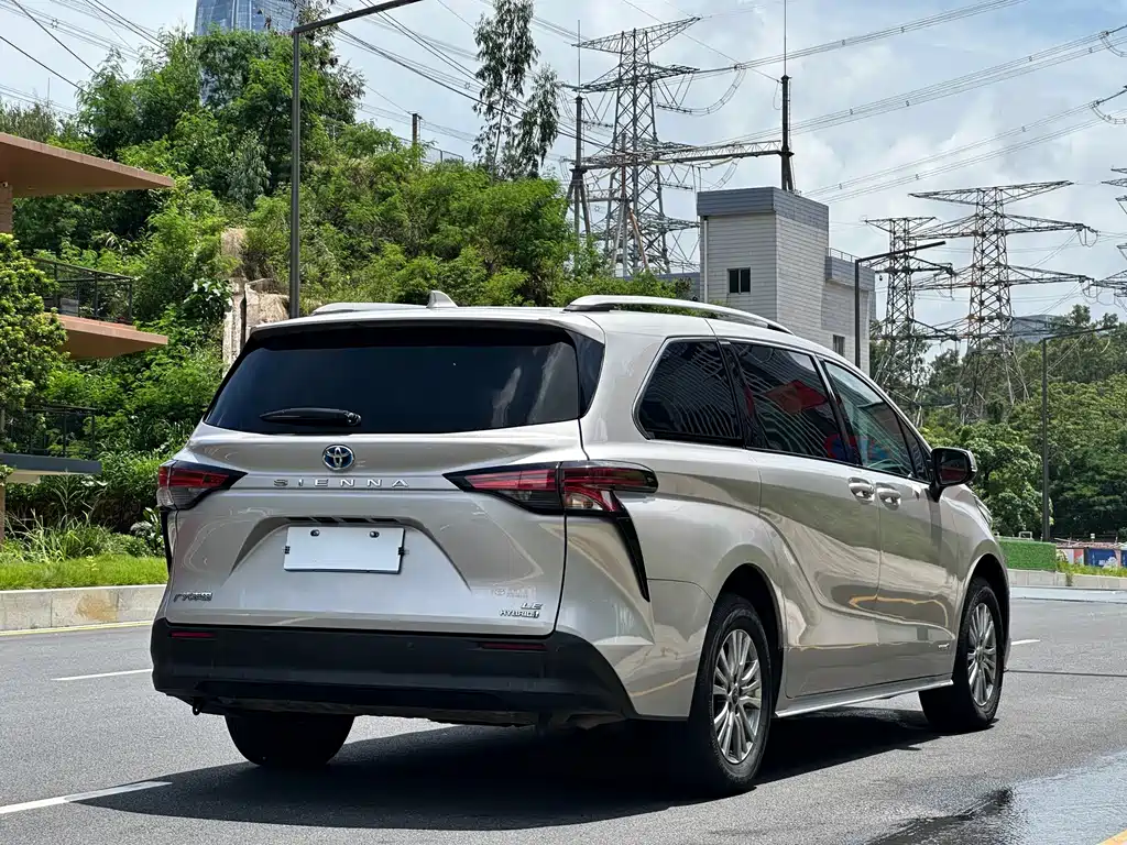 Toyota Sienna 2022 — фото 10