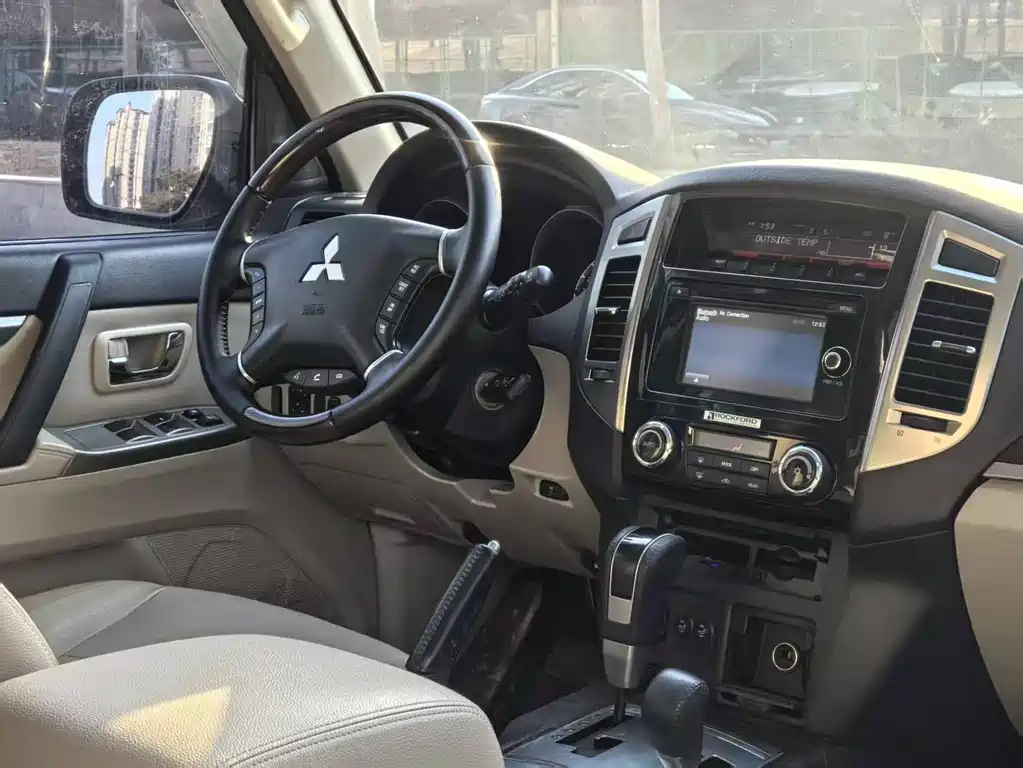 Mitsubishi Pajero 2018 — фото 10