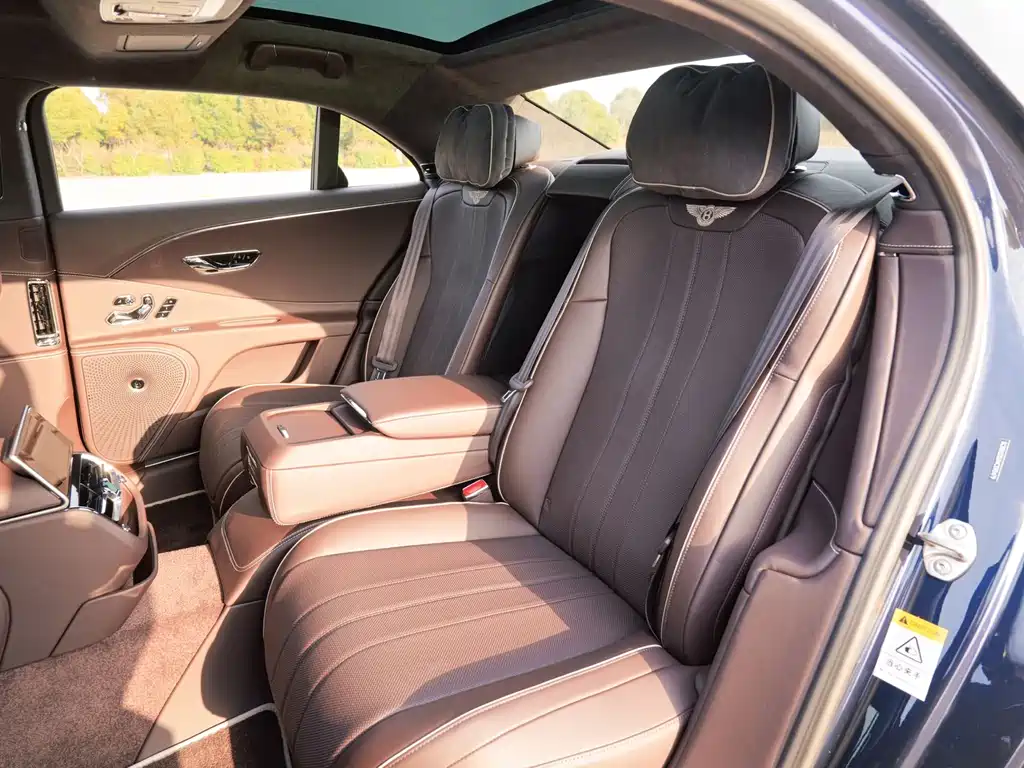 Bentley Flying Spur 2024 — фото 12