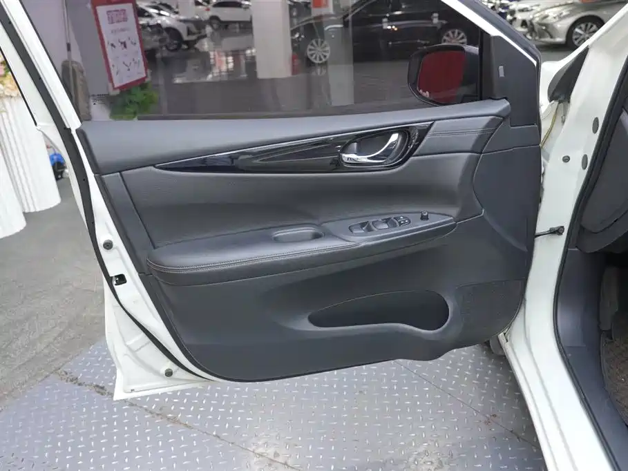 Nissan Tiida 2017 — фото 16