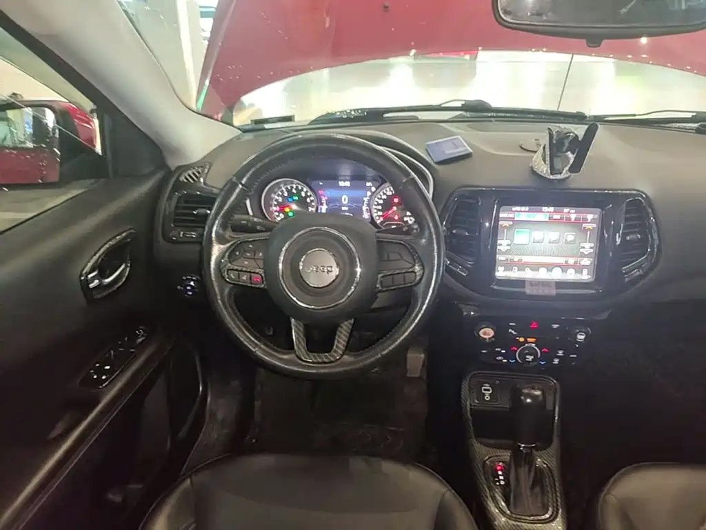 Jeep Compass 2018 — фото 11