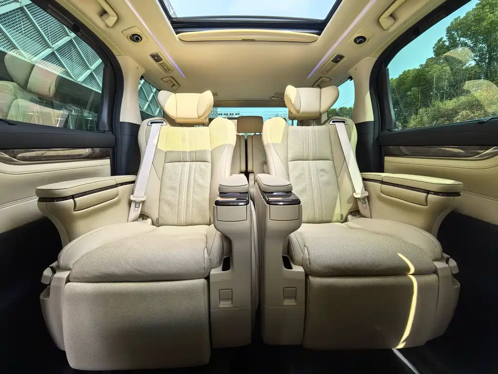 Toyota Alphard 2023 — фото 17