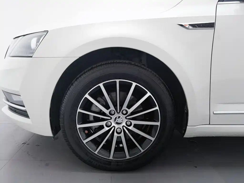Skoda Octavia 2019 — фото 17