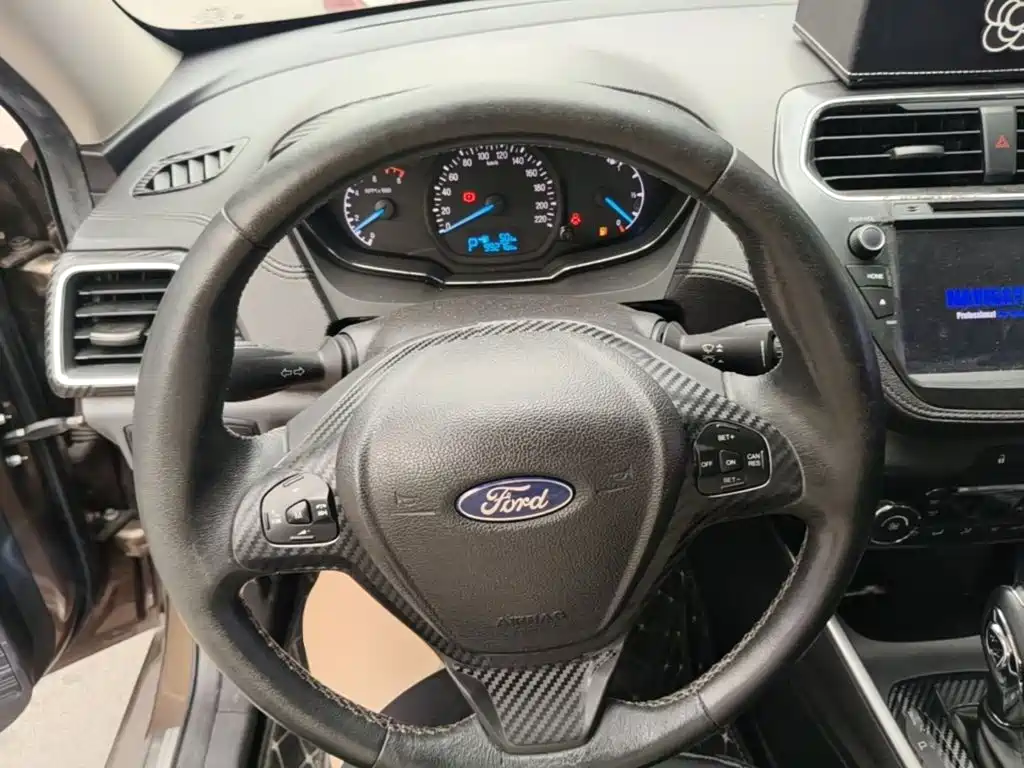 Ford Escort 2015 — фото 11