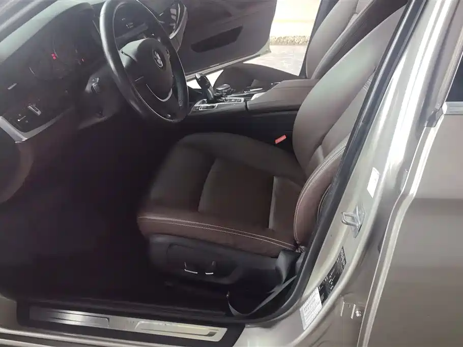 BMW 5 Series 2015 — фото 9
