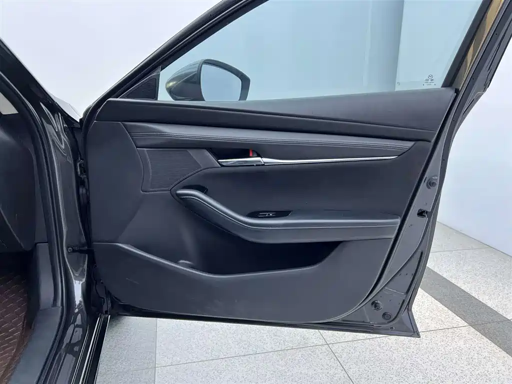 Mazda 3 Axela 2022 — фото 17