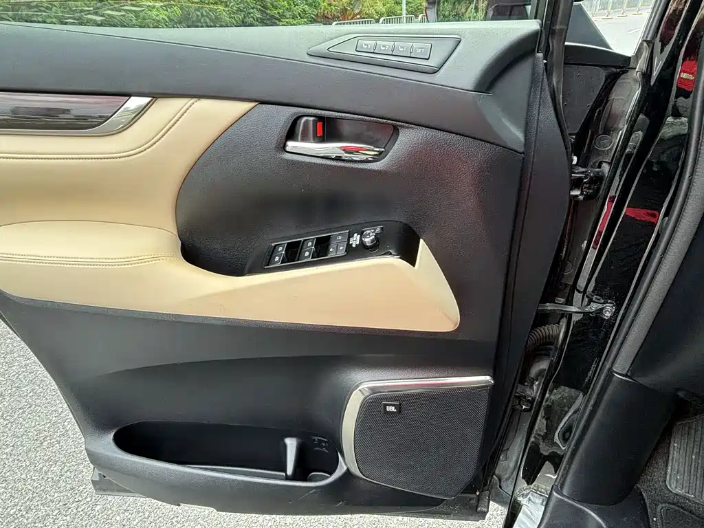 Toyota Alphard 2018 — фото 19