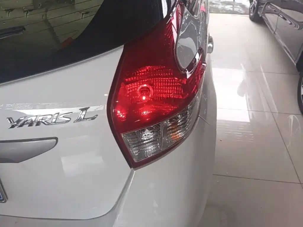 Toyota Yaris L 2015 — фото 8