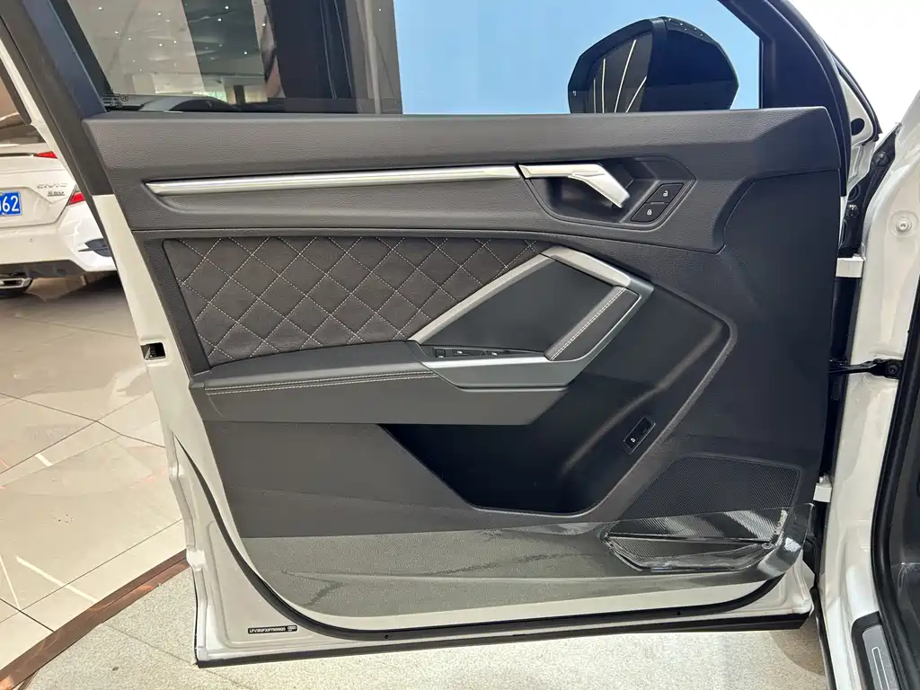 Audi Q3 Sportback 2024 — фото 8
