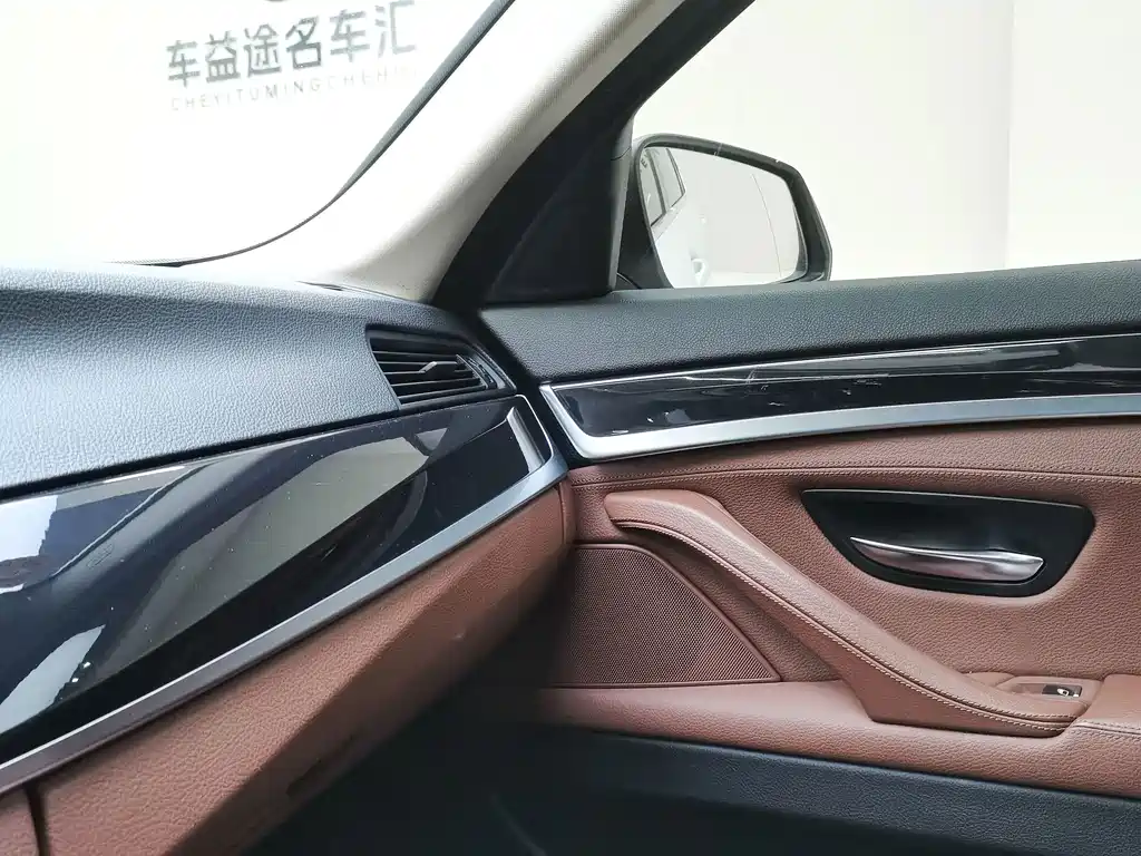 BMW 5 Series 2015 — фото 24