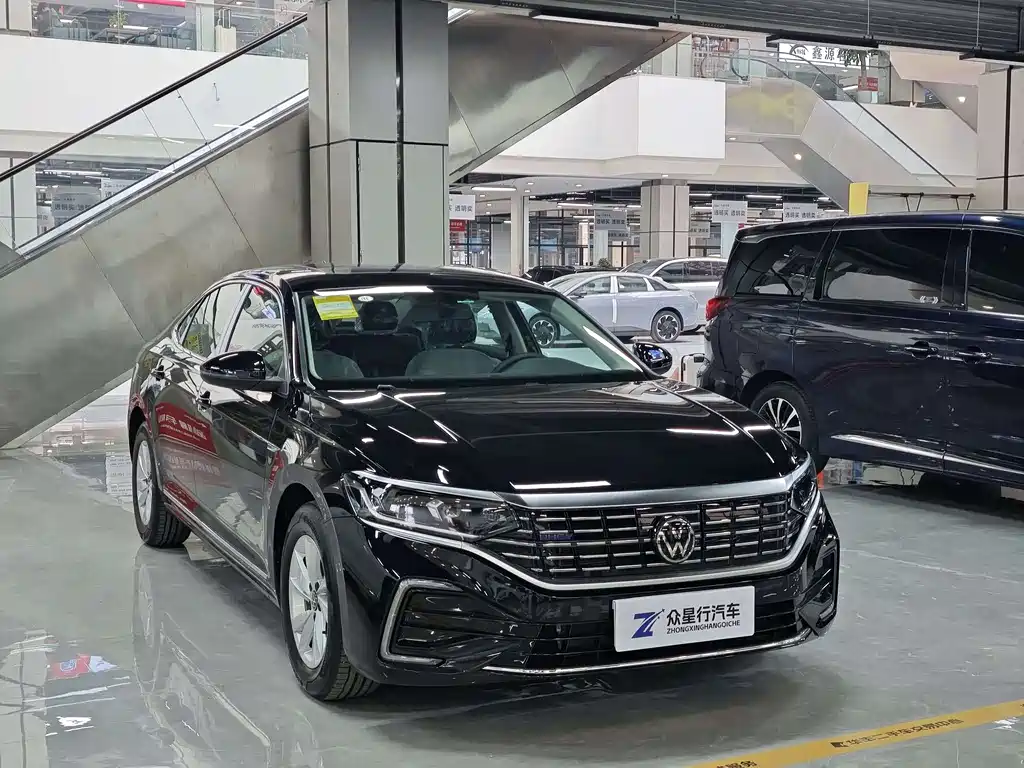 Volkswagen Passat PHEV 2025 — фото 3