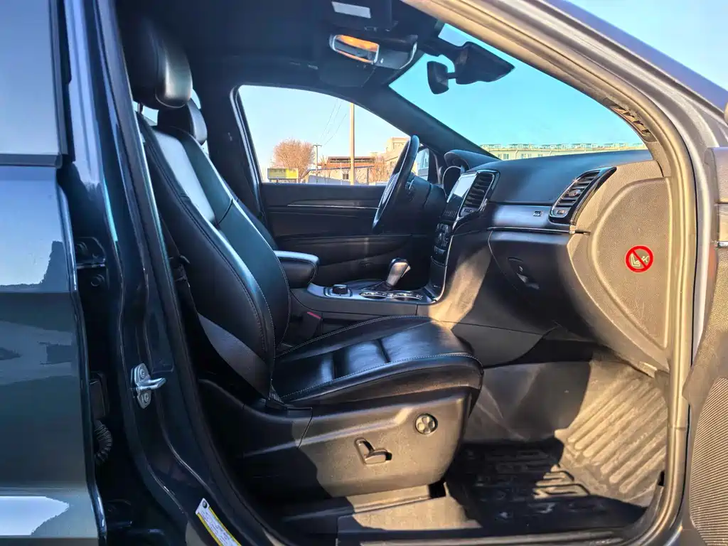 Jeep Grand Cherokee 2021 — фото 17