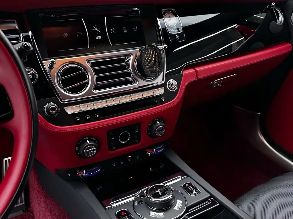 Rolls-Royce Phantom 2018 — фото 11