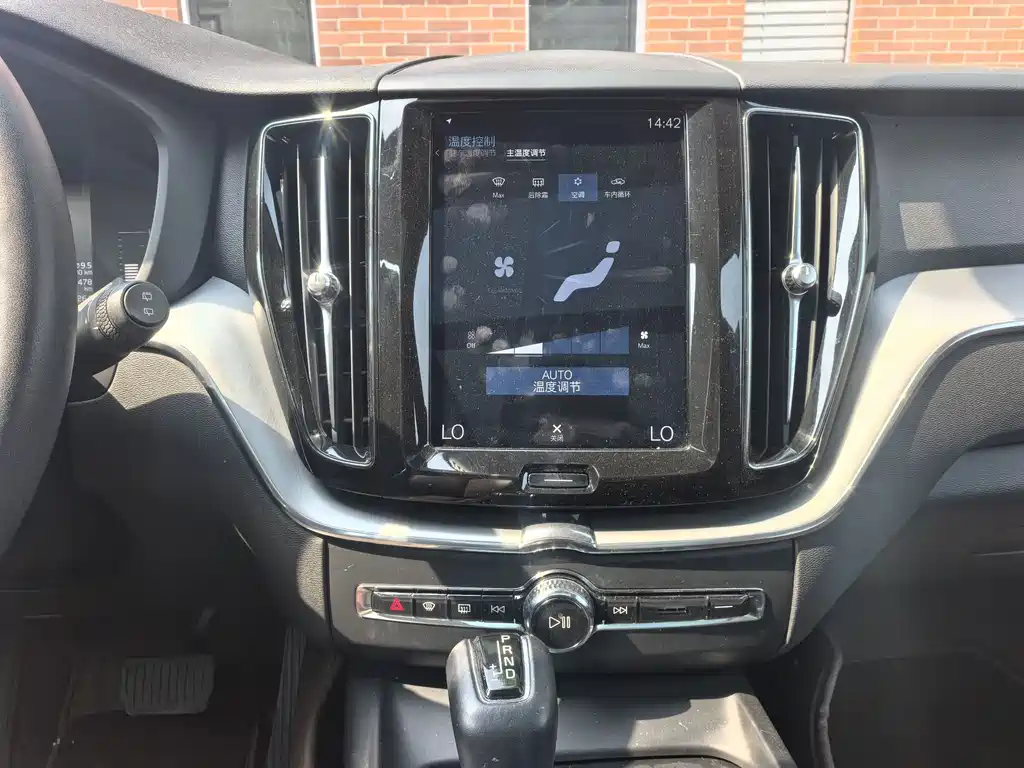 Volvo XC60 2020 — фото 14