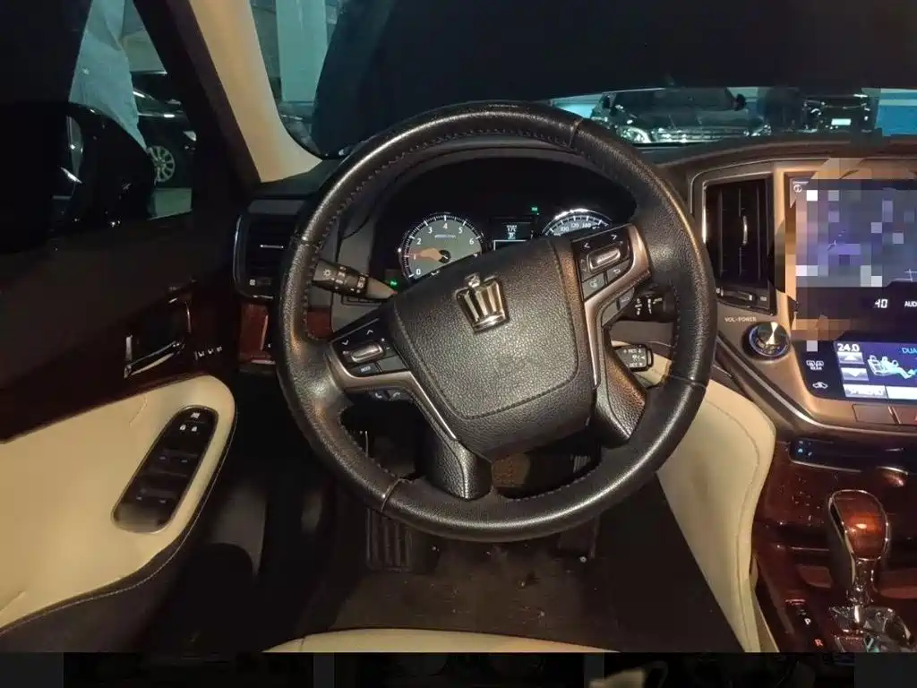Toyota Crown 2015 — фото 13