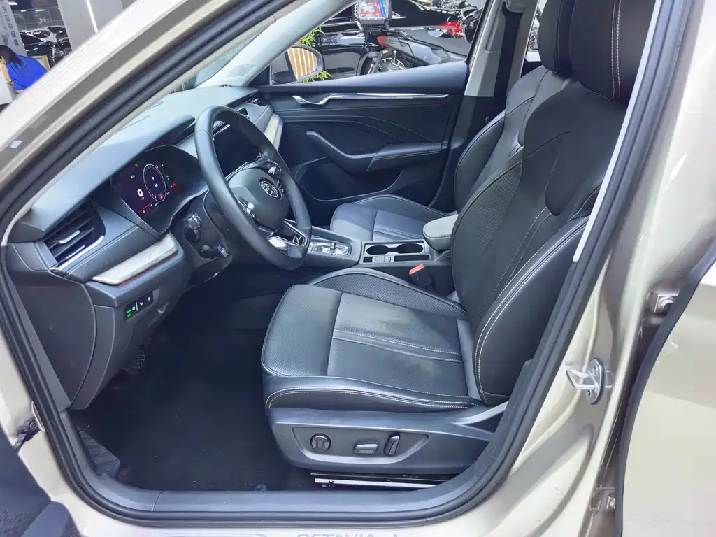 Skoda Octavia 2021 — фото 16