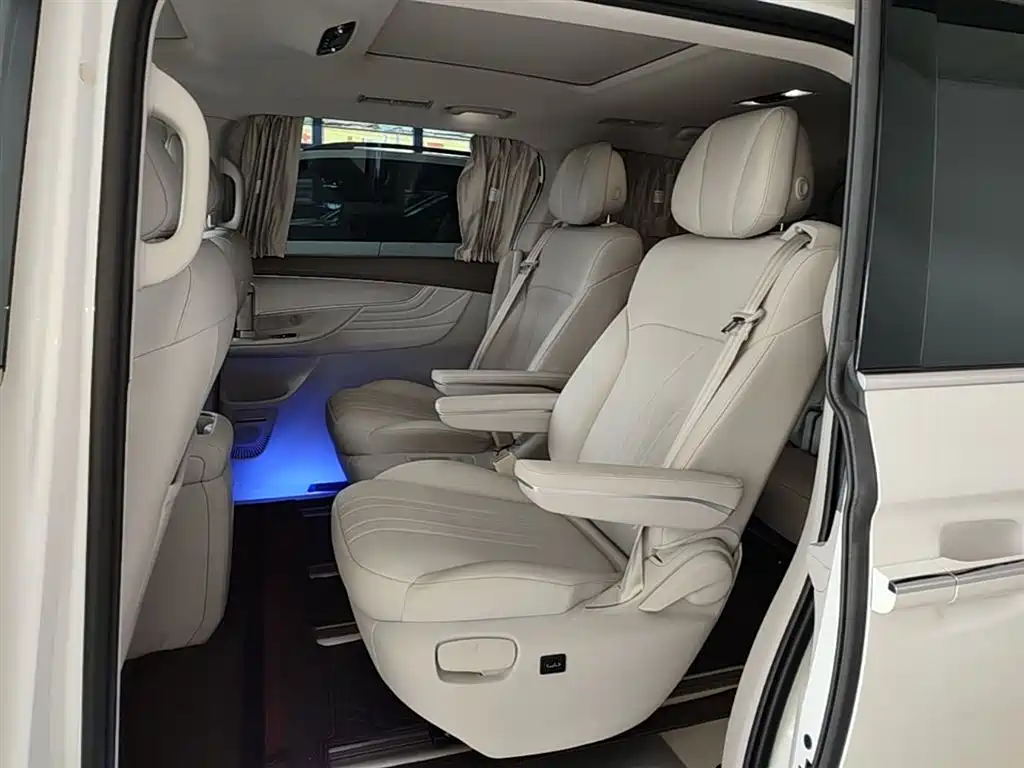 Roewe iMAX8 New Energy 2025 — фото 17