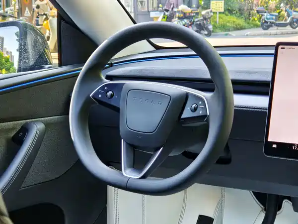 Tesla Model Y 2025