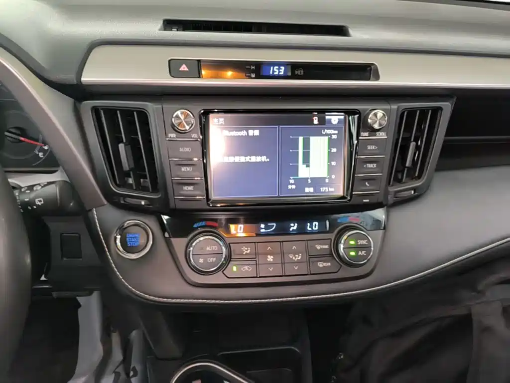 Toyota RAV4 2018 — фото 13