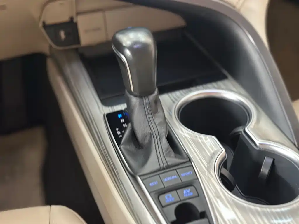 Toyota Camry 2018 — фото 16