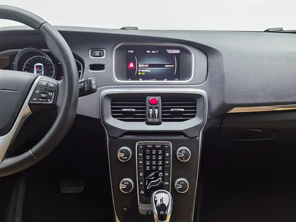 Volvo V40 2017 — фото 12