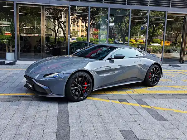 Aston Martin V8 Vantage 2022